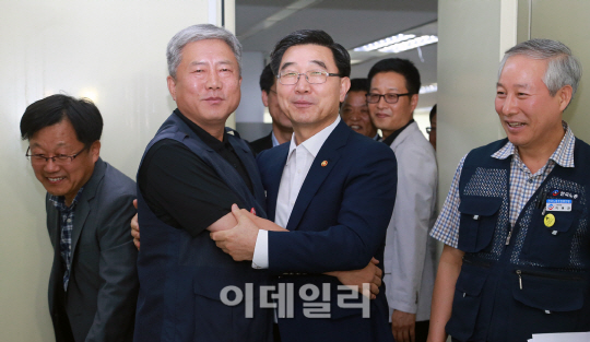 한국노총 찾은 이기권 장관, 김동만 위원장과 '포옹' 첫 대면