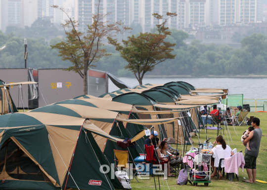 [포토]'도심 속 최고의 피서지 한강 여름캠핑장'
