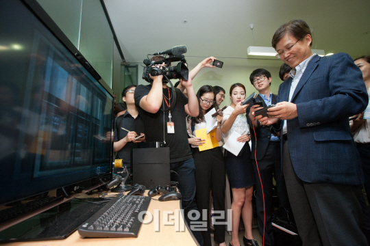 [포토]최양희 미래창조과학부 장관, 네오플라이 방문