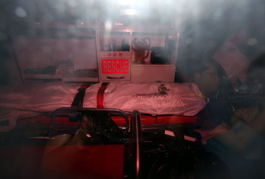 [포토] 엠블런스에 실린 유병언 추정 변사체