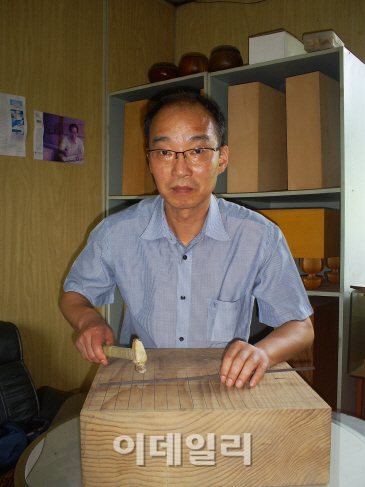 [돌의한수④] "고려청자 무늬 새기듯…바둑판 두세 달 수작업"