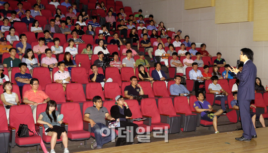 [포토]강연하는 신동기 대표