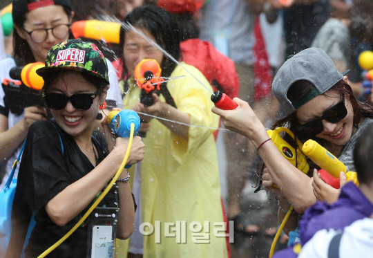 [포토]아군 적군 없는 신나는 '제2회 신촌 물총 축제'