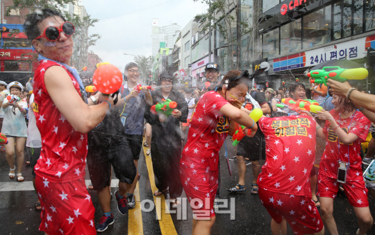 [포토]신나는 '제2회 신촌 물총 축제'