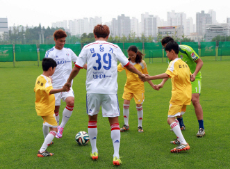 아디다스, 수원삼성 FC선수와 '40명 학생' 축구교실