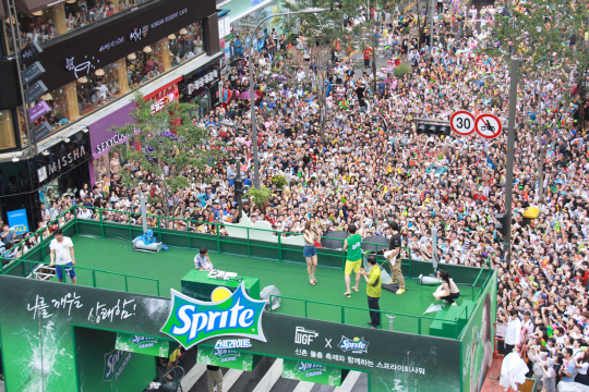  `스프라이트 샤워` 수지 등장, 신촌 물총축제 후끈 달궈                                                                                                                                             