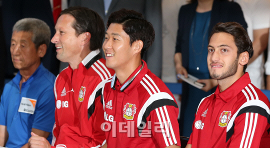 바이젠 04레버쿠젠 선수들과 함께 웃는 손흥민                                                                                                                                                       