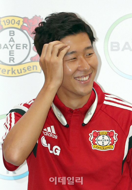 손흥민 '수줍은 미소'                                                                                                                                                                    