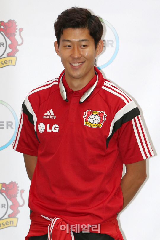 손흥민 '하트 요구에 수줍은 미소'                                                                                                                                                        