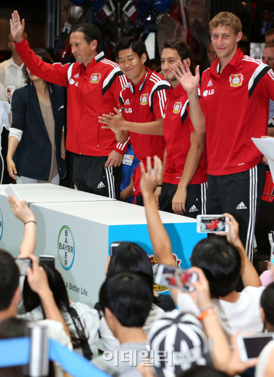 팬들 향해 인사하는 손흥민과 바이젠 04레버쿠젠 선수들                                                                                                                                              