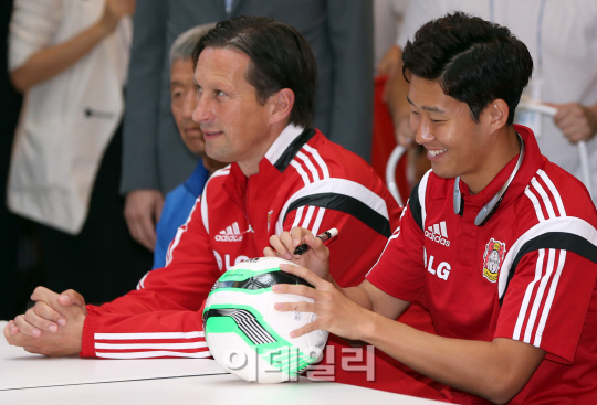 [포토]축구공에 사인하는 손흥민