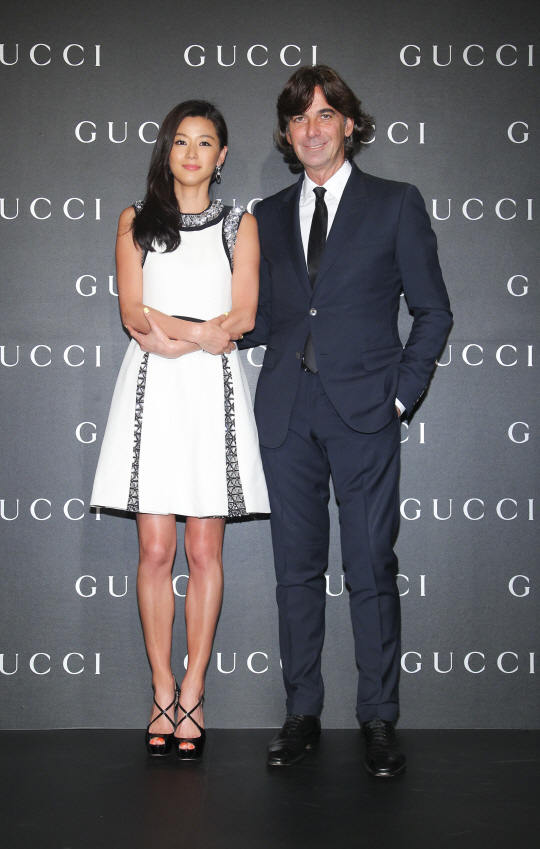 전지현, 대만서 구찌 CEO 만나..명품 미소 선보여