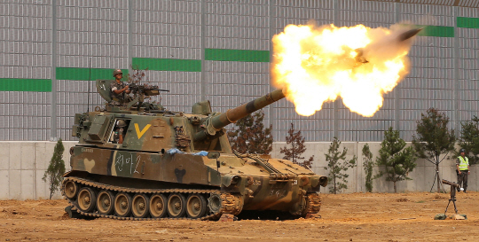  불꽃과 함께 날아가는 포탄                                                                                                                                                                        