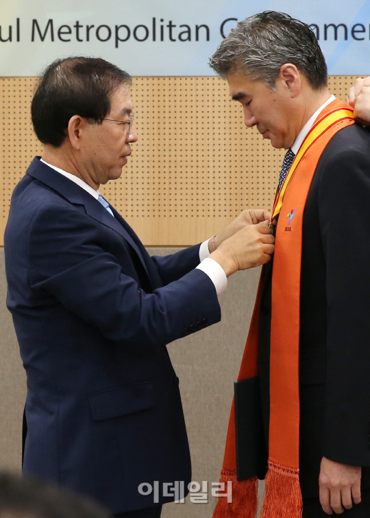 [포토]서울시 명예시민증 수여 받는 성 김 주한 미국대사