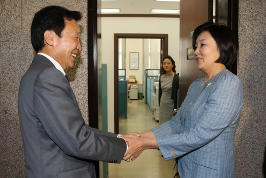 [포토] 박영선 원내대표, 손학규 상임고문 영접