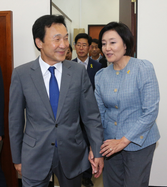 [포토] 박영선 원내대표, 손학규 상임고문 영접