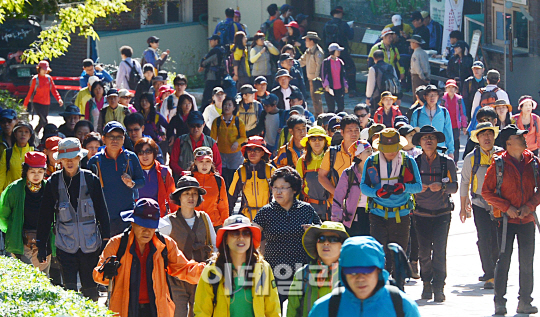"로고리스 대세라는데"…거꾸로 가는 아웃도어