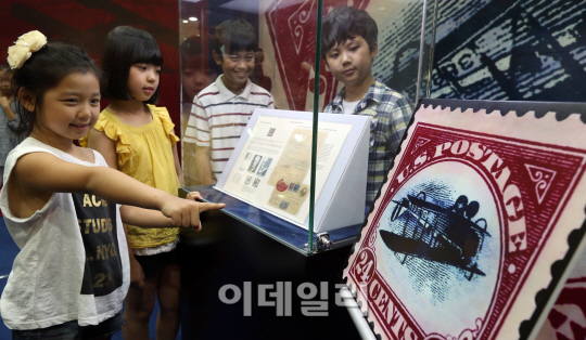 [포토]'뒤집힌 비행기 제니우표' 등 수십억원 희귀우표를 만나다