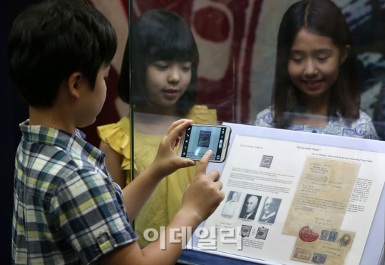 [포토]핸드폰에 담는 희귀우표들