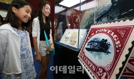 [포토]서울에 초고가 희귀우표 집결…세계우표전시회