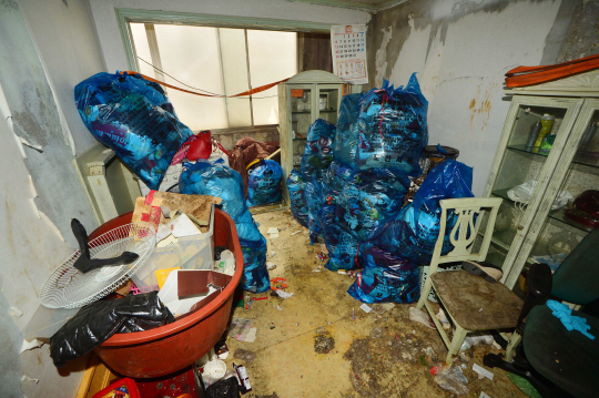 `포천 빌라 살인사건` 현장, 쓰레기 치웠는데..`저장 강박증` 의심