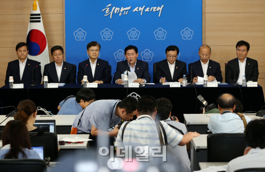 [포토]최경환 "서비스·내수도 성장 견인…쌍발 엔진형 만들 것"