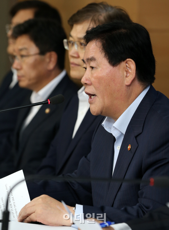 [포토]최경환 부총리, 제6차 무역투자진흥회의 사후브리핑