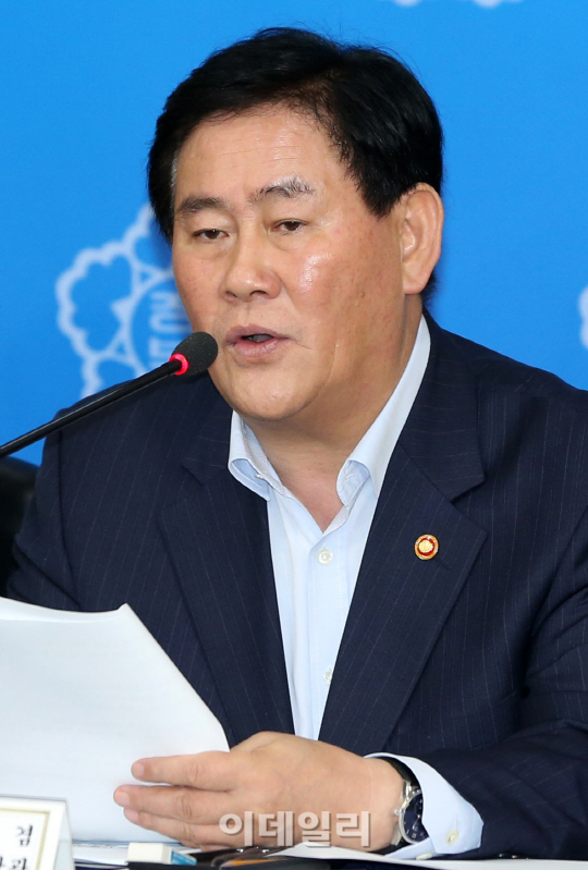 [포토]제6차 무역투자진흥회의 사후브리핑하는 최경환 부총리