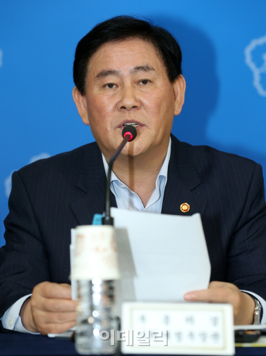[포토]최경환 '투자개병형 외국병원 규제, 완화할 것'