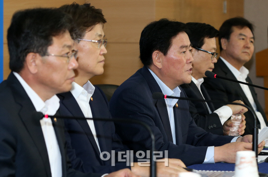 [포토]최경환 부총리, "투자활성대책, 투자효과 15조·일자리 18만개 기대"