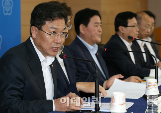 [포토]브리핑하는 윤상직 장관
