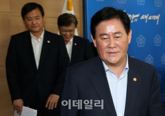 [포토]합동브리핑룸 나서는 최경환 부총리와 장관들