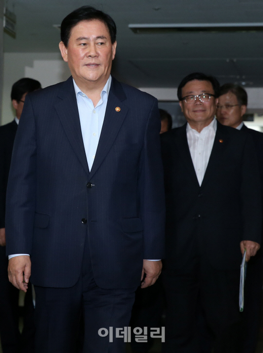 [포토]합동브리핑룸 입장하는 최경환 부총리-이동필 장관