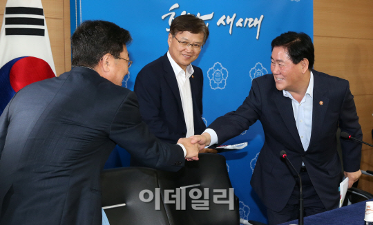[포토]밝은 표정으로 인사하는 최경환 부총리