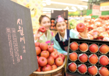 부사·애견용품·흑망고..추석 이색 선물세트 '눈길'(종합)