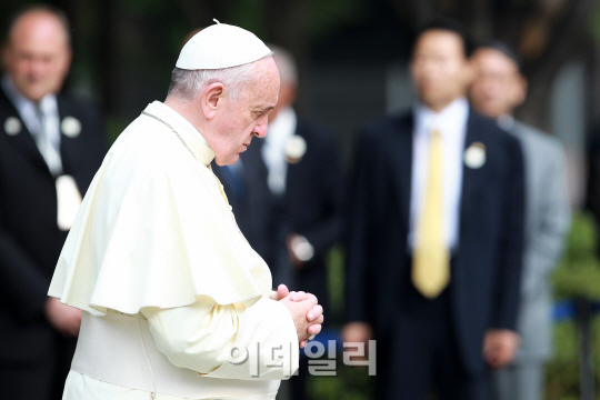 순교자들 위해 기도하는 프란치스코 교황                                                                                                                                                            