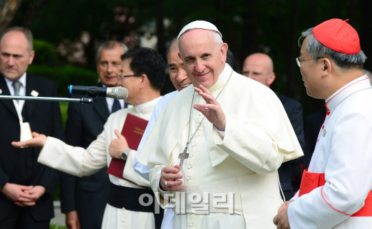 신도들 향해 인사하는 프란치스코 교황                                                                                                                                                              