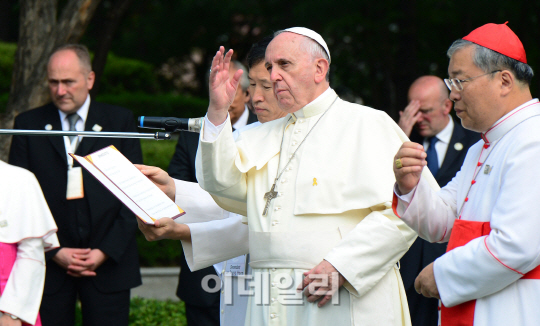 신도들 향해 인사하는 프란치스코 교황                                                                                                                                                              