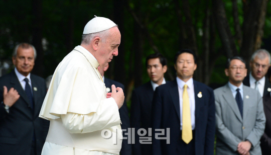 기도 드리는 프란치스코 교황                                                                                                                                                                       