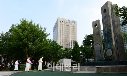 순교자들 위해 기도 드리는 프란치스코 교황                                                                                                                                                         