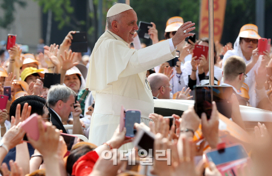 [포토]신도들과 인사 나누는 프란치스코 교황