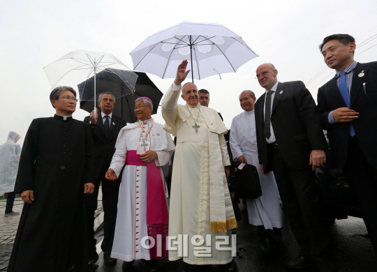 [포토]손 흔들어 인사하는 프란치스코 교황