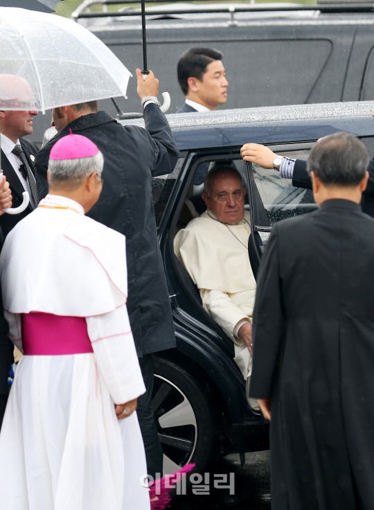 [포토]쏘울에서 내리는 프란치스코 교황