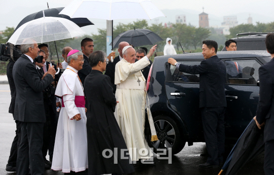 [포토]손 흔들어 인사하는 프란치스코 교황