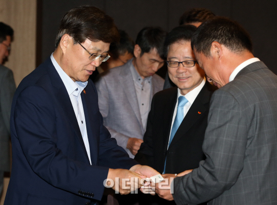 [포토]창조경제 전문가들과 인사 나누는 최양희 장관