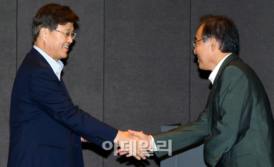 [포토]창조경제 관련 전문가와 인사 나누는 최양희 장관