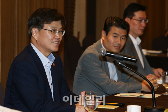 [포토]창조경제 관련 전문가 만난 최양희 장관