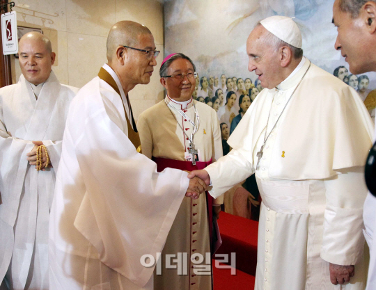 [포토]남궁성 원불교 교정원장과 인사 나누는 프란치스코 교황