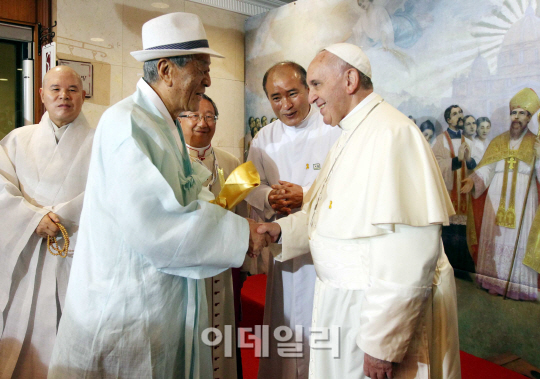 [포토]서정기 성균관 관장과 인사 나누는 프란치스코 교황