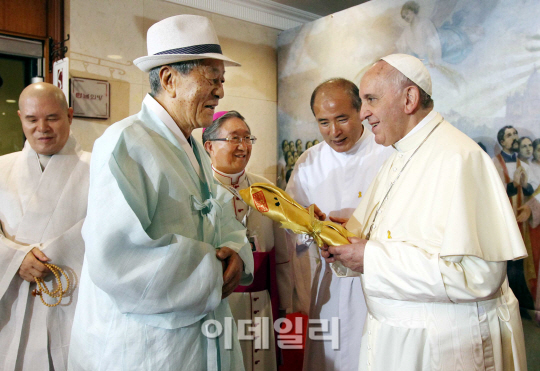 [포토]서정기 성균관 관장과 인사 나누는 프란치스코 교황